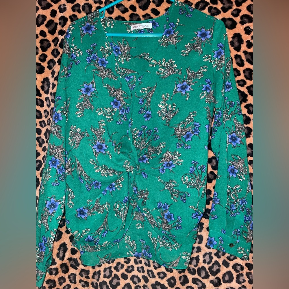 Heartloom L blouse. Green super cute and light